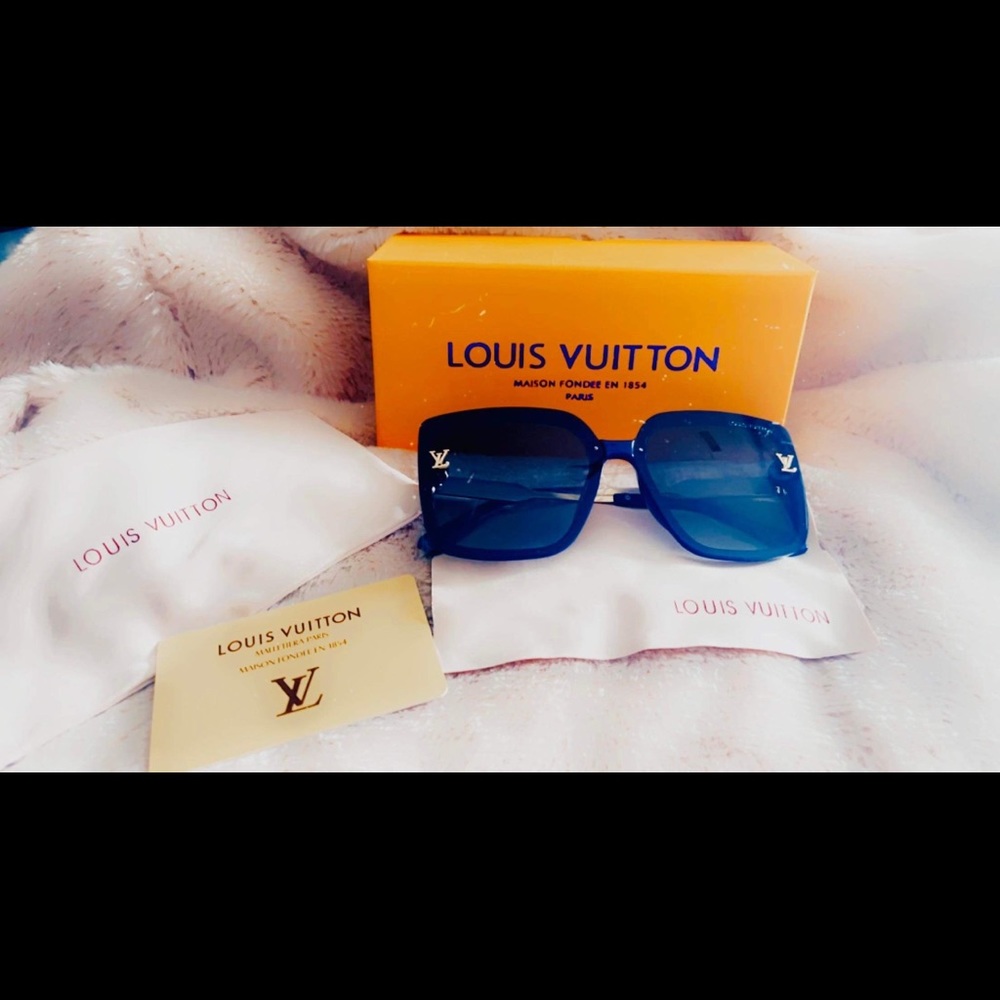 Women’s LV sunglasses with all original purchased items